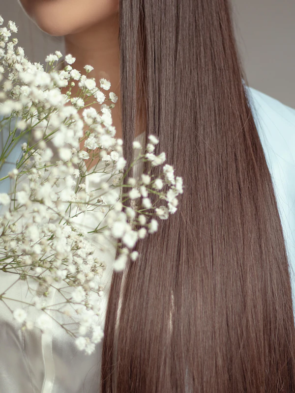Cabello largo, liso y brillante