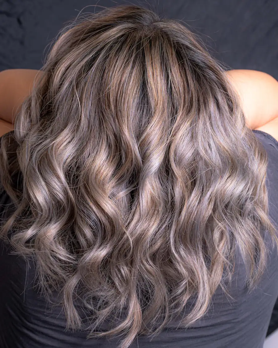 Balayage en tonos cenizos con ondas suaves
