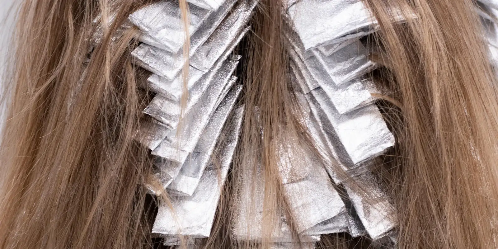 Aplicación de mechas con papel aluminio en el estudio