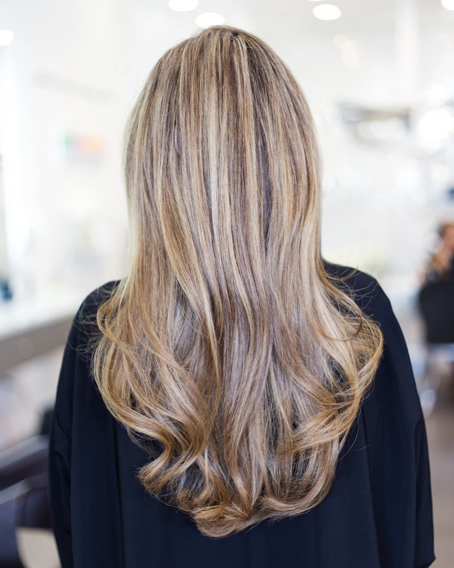 Cabello largo rubio con acabado brillante